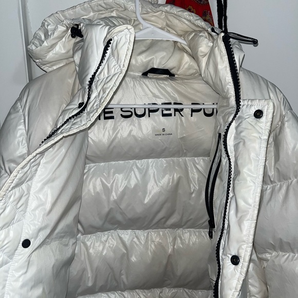 Aritzia Super Puff. It’s very lightly used. Size small - Picture 5 of 6